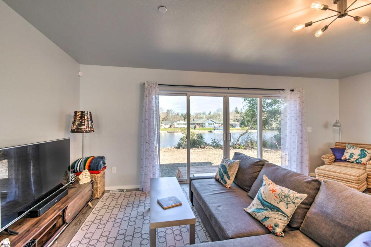 Canal Cottage Retreat With Dock And Waterfront Views Ocean Shores Exteriör bild