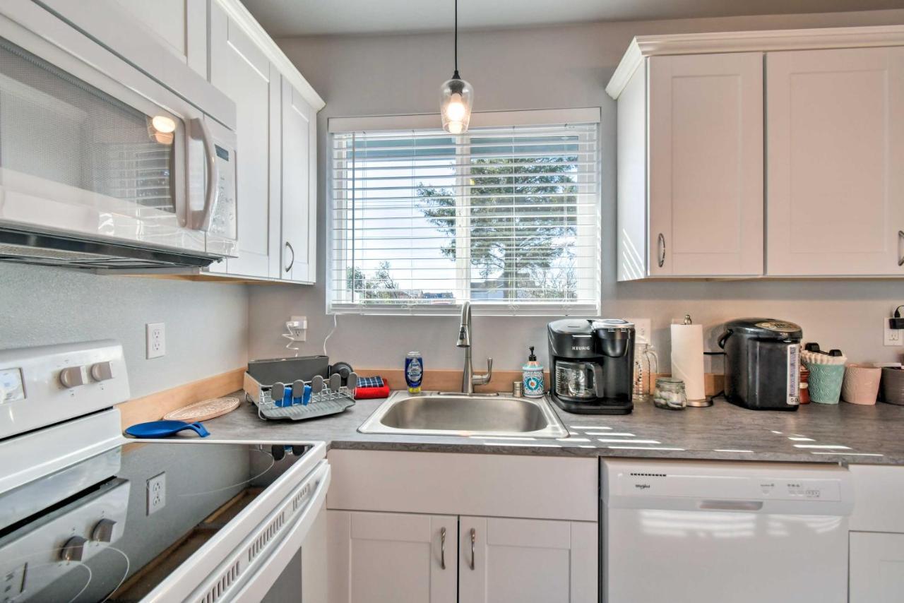 Canal Cottage Retreat With Dock And Waterfront Views Ocean Shores Exteriör bild