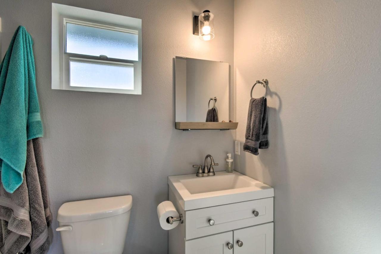 Canal Cottage Retreat With Dock And Waterfront Views Ocean Shores Exteriör bild