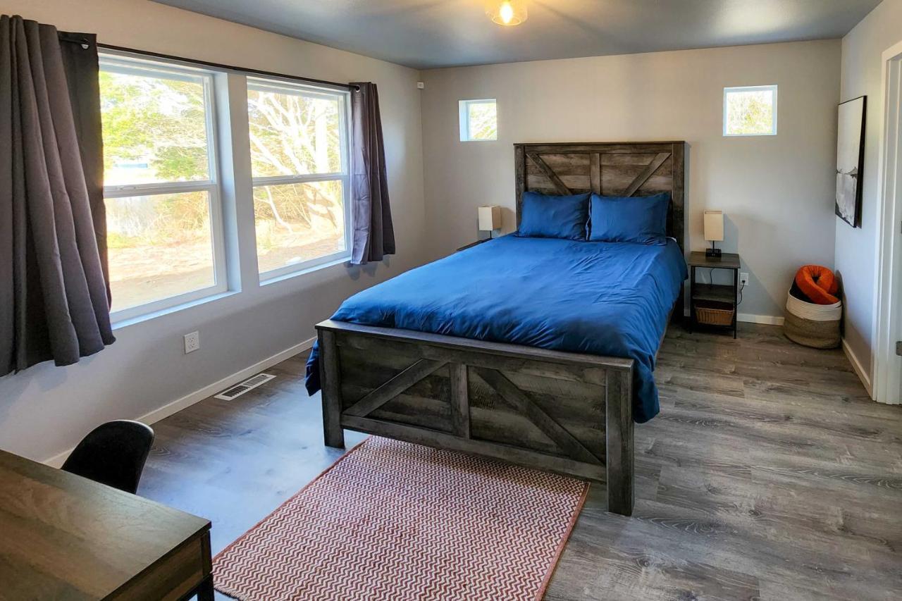 Canal Cottage Retreat With Dock And Waterfront Views Ocean Shores Exteriör bild