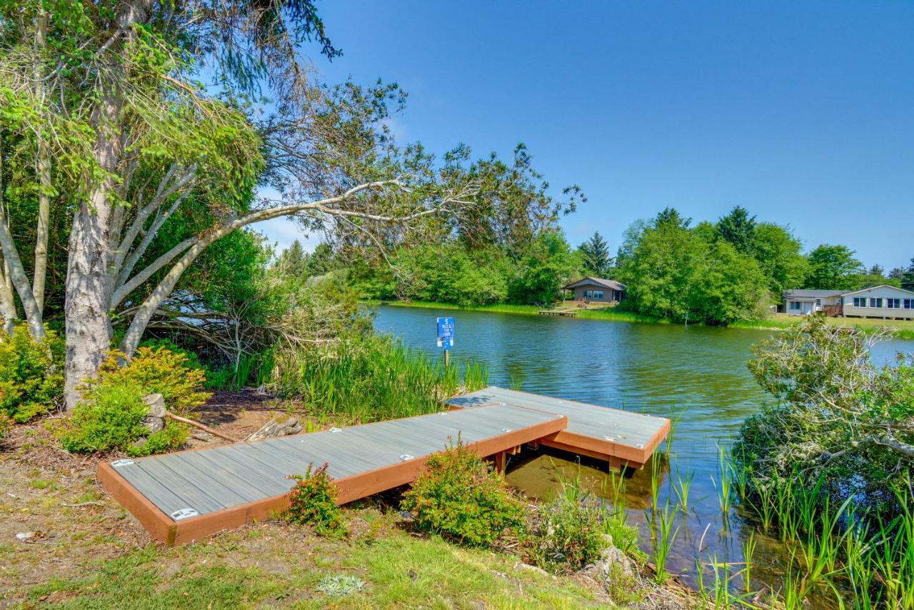 Canal Cottage Retreat With Dock And Waterfront Views Ocean Shores Exteriör bild